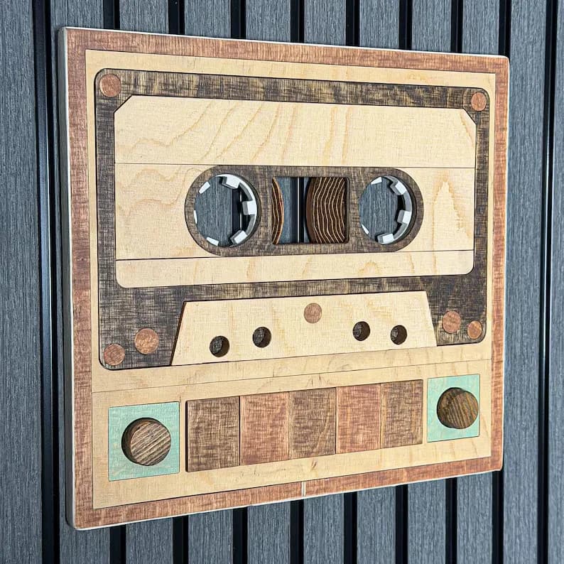 Handgefertigte Retro-Kassetten-Wandkunst aus Holz – Erdige Analoge Tisch- & Bürodekoration